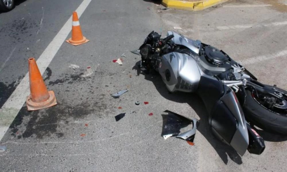 Αυτοκίνητο χτύπησε μηχανή και εγκατέλειψε τον τραυματισμένο οδηγό